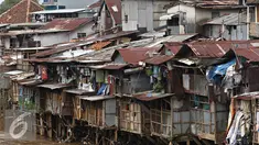 Bangunan kumuh semi permanen berjejer di bantaran Kali Ciliwung, Jakarta, Rabu (20/1). Tahun 2016 ini, Pemprov DKI Jakarta menargetkan akan melakukan penggusuran pemukiman kumuh sebanyak mungkin di Ibu Kota. (Liputan6.com/Immanuel Antonius)