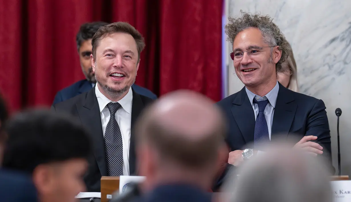 Elon Musk, CEO X perusahaan yang sebelumnya dikenal sebagai Twitter (kiri) dan Alex Karp, CEO perusahaan perangkat lunak Palantir Technologies duduk saat Pemimpin Mayoritas Senat Chuck Schumer mengadakan pertemuan tertutup dengan para pemimpin CEO teknologi untuk membahas prioritas dan risiko seputar artificial intelligence (AI) atau kecerdasan buatan dan bagaimana hal itu harus diatur di Capitol, Washington, Amerika Serikat, Rabu (13/9/2023). (AP Photo/J. Scott Applewhite)