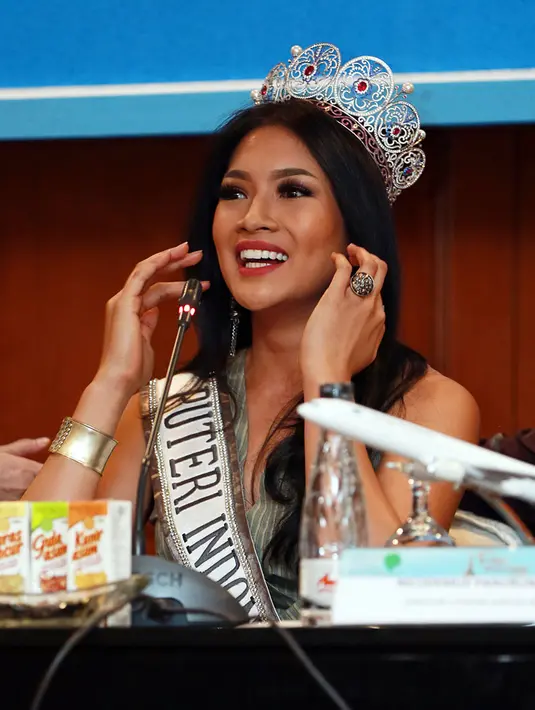 Saat ditemui di Hotel Sultan, Senayan, Jakarta Pusat pada Jumat (12/2/2016), wanita yang berhasil meraih mahkota kebanggaan Puteri Indonesia 2015 ini juga menyarankan untuk menjaga makan lantaran padatnya aktivitas. (DekiPrayoga/Bintang.com)