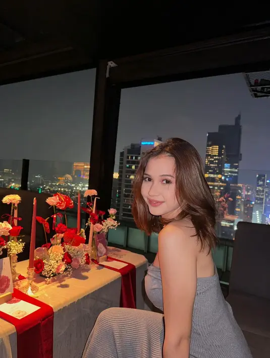 Selain dekorasi meja makan yang dipenuhi bunga-bunga, suasana dinner kian romantis dengan penampilan serasi pasangan ini. [@sandrinna_11].