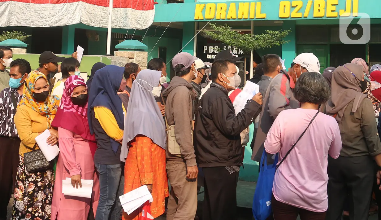 Sejumlah warga antre untuk mendapatkan Bantuan Langsung Tunai (BLT) minyak goreng di Koramil 02 Beji, Kota Depok, Jawa Barat, Kamis (19/5/2022). Pemerintah melalui TNI mendistribusikan BLT minyak goreng sebesar Rp300 ribu per orang untuk masyarakat penerima manfaat. (merdeka.com/Arie Basuki)