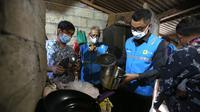 Direktur Utama PLN Darmawan Prasodjo bersama Deputi Bidang Koordinasi Pengembangan Usaha Badan Usaha Milik Negara, Riset, dan Inovasi Kementerian Koordinator Perekonomian, Montty Girianna meninjau langsung kesiapan PLN dan respon masyarakat Bali soal konversi kompor induksi.