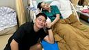Boy William juga kerap mengunggah momen bersama Ayu Ting Ting dalam akun Instagram pribadinya. Ia juga menyempatkan waktu menjenguk sang pelantun Sambalado ketika dirawat di rumah sakit. (Liputan6.com/IG/@boywilliam17)