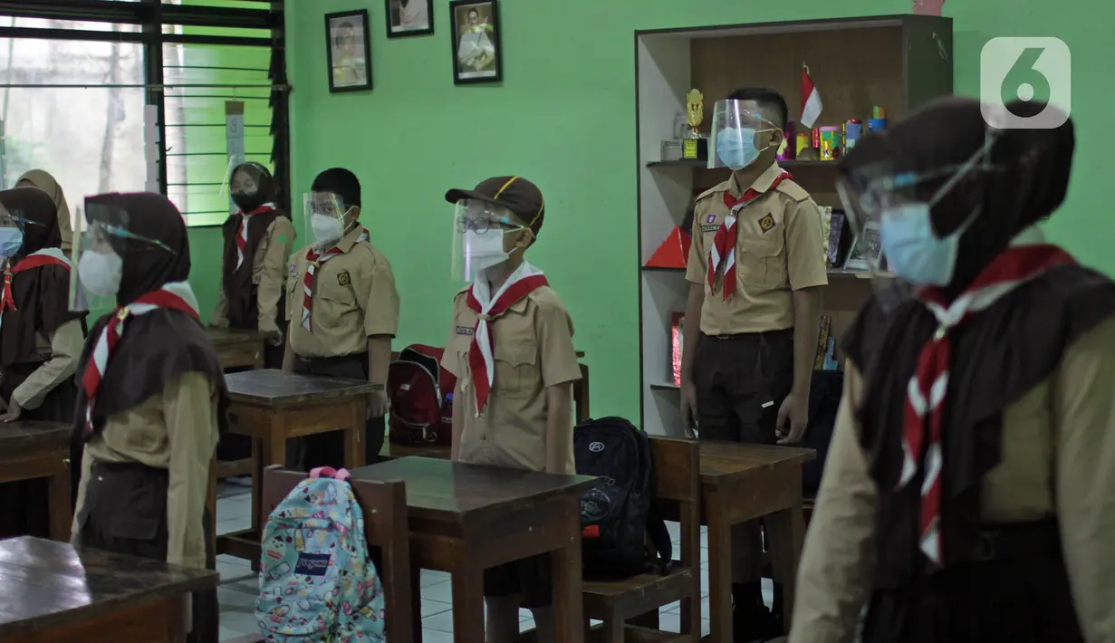 Sejumlah siswa mengikuti uji coba kegiatan belajar tatap muka di SDN Kenari 07/08 Pagi, Jakarta, Rabu (9/6/2021). SDN Kenari 07/08 Pagi telah menjalani evaluasi (assesment) dan dinilai telah memenuhi persyaratan untuk pembelajaran tatap muka sesuai protokol kesehatan. (Liputan6.com/Herman Zakharia)