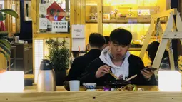 Pelanggan menyantap hidangan di sebuah restoran di Kunming, Provinsi Yunnan, China barat daya, pada 15 Maret 2020. Pemerintah Kota Kunming telah mengizinkan restoran-restoran untuk membuka kembali layanan makan di tempat di bawah upaya ketat pencegahan COVID-19. (Xinhua/Ding Yiquan)