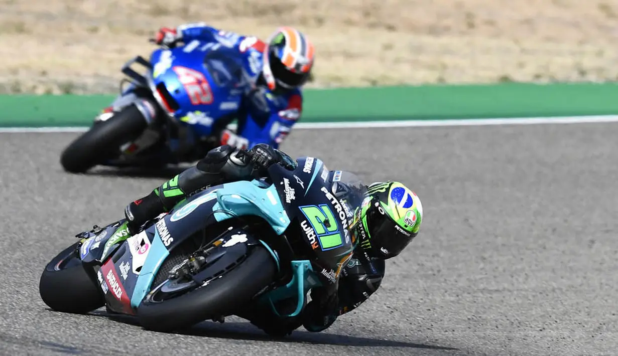 Pembalap Petronas Yamaha, Franco Morbidelli, memimpin balapan  MotoGP Teruel, Minggu (25/10/2020). Morbidelli berhasil finis pertama dengan catatan waktu 41 menit 47,652 detik. (AP/Jose Breton)