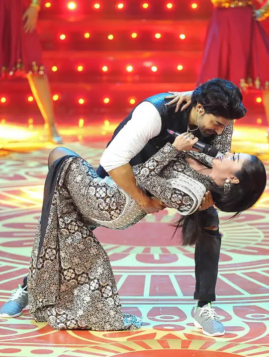 Keromantisan juga terlihat saat Gurmeet menyanggah tubuh Dewi dengan kedua tangannya. Terlihat seakan Dewi jatuh di pelukan seorag Gurmeet, terlebih mata keduanya saling menatap. (Bambang E.Ros/Bintang.com)