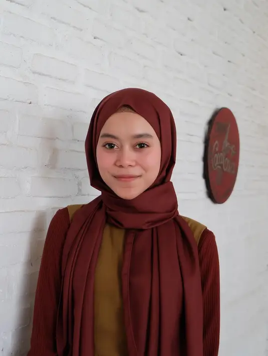 Selain hijab segi empat, Lesti juga mulai mengeksplorasi gaya dengan pashmina. (Instagram/lestykejora).