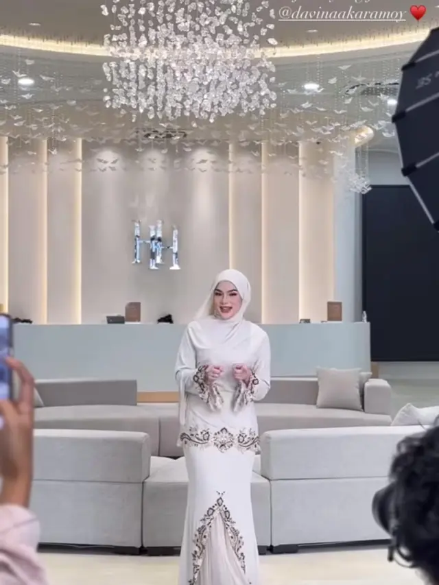 Pemotretan Terbaru Davina Karamoy dengan Hijab. (instagram/davinaakaramoy)