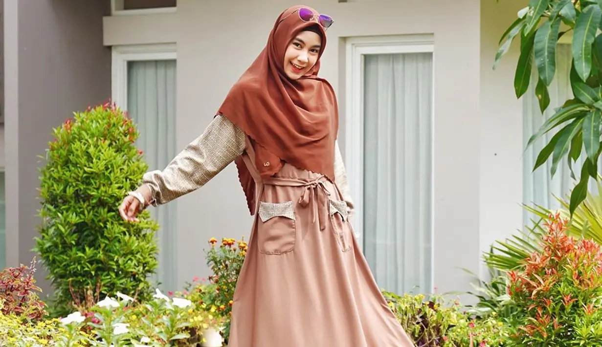 Wanita kelahiran 12 Oktober 1990 ini memulai kariernya dengan debut menjadi personel Cherrybelle. Mulanya Anisa Rahma belum tampil berhijab. Namun sejak tahun 2016, Ia mengubah penampilannya. Kini, Anisa terbiasa dengan penampilannya yang tertutup namun tetap modis. (Liputan6.com/IG/@anisarahma_12)