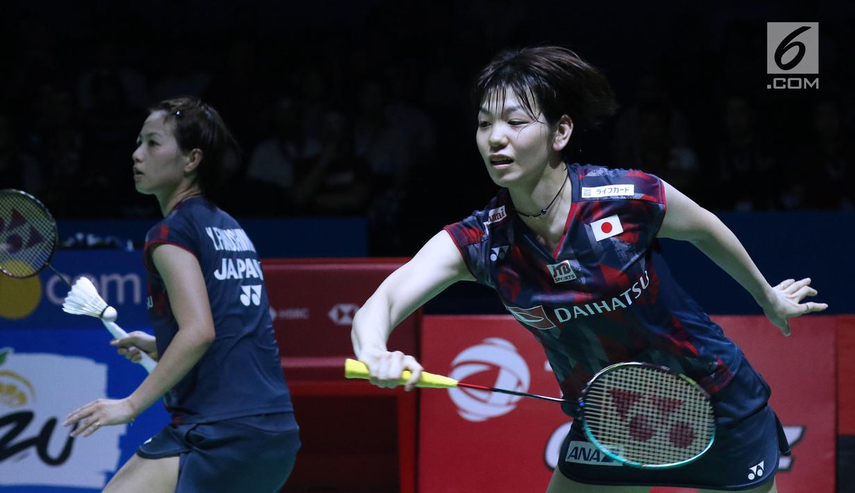 Ganda putri Jepang, Yuki Fukushima/Sayaka Hirota mengembalikan kok ke arah Mayu Matsumoto/Wakana Nagahara di Final Indonesia Open 2018 di Istora GBK, Jakarta, Minggu (8/7). Yuki/Sayaka menang 21-14, 16-21, 21-14. (Liputan6.com/Helmi Fithriansyah)