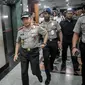 Kapolri Jendral Tito Karnavian saat tiba di kantor Kementerian Perhubungan, Jakarta, Selasa (11/10). Polda Metro Jaya menggelar operasi tangkap tangan (OTT) di Kantor Kemenhub terkait praktek pungli perizinan kapal. (Liputan6.com/Faizal Fanani)