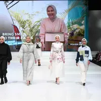 Lima perempuan dengan profesi anti mainstream melenggang cantik di fashion show. Ada siapa saja? [Wardah]