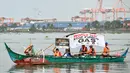 Para aktivis lingkungan memperingatkan bahaya yang ditimbulkan oleh investasi besar-besaran dalam energi fosil. (JAM STA ROSA/AFP)