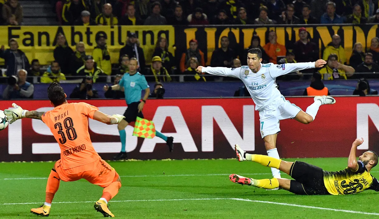 Pemain Real Madrid, Cristiano Ronaldo melakukan tendangan ke gawang Borussia Dortmund dalam lanjutan Liga Champions di Signal Iduna Park, Rabu (27/9). Dua gol Ronaldo mewarnai kemenangan Real Madrid 3-1. (AP/Martin Meissner)