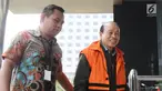 Tersangka Direktur PT Moderna Teknik Perkasa, Susilo Prabowo (kanan) tiba di Gedung KPK, Jakarta, Kamis (2/8). Susilo kembali diperiksa terkait dugaan suap proyek infrastruktur di Kabupaten Tulungagung dan Kota Blitar. (Liputan6.com/Herman Zakharia)