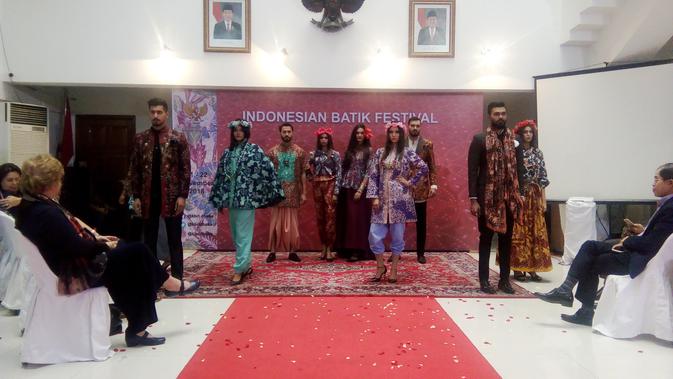 Para model asal Bangladesh memperagakan batik hasil karya perancang Indonesia, Ai Syarif, di KBRI Dhaka, Rabu 21 November 2018. (Liputan6.com/Afra Augesti)