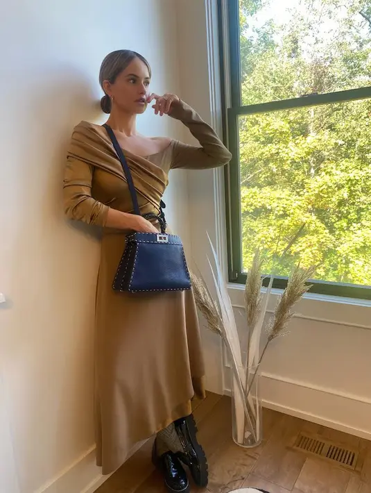 Simak cara pakai tas Fendi Peekaboo koleksi kapsul dari para seleb dan influencer ini (Foto: Fendi)