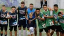 Bintang sepak bola Brasil, Neymar (tengah) dan putranya Davi Lucca foto bersama pemain Argentina (kiri) dan Meksiko saat turnamen untuk badan amal Neymar Junior Project Institute di Praia Grande, Sao Paulo, Brasil, Sabtu (21/7). (AP Photo/Nelson Antoine)
