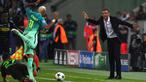 Pelatih Barcelona, Luis Enrique (kanan) bergaya mirip Neymar dipinggir lapangan saat menyaksikan duel timnya melawan Borussia Moenchengladbach pada liga Champions di Borussia Park, Jerman (Kamis (29/9/2016) dini hari WIB. (AFP/Patrik Stollarz)