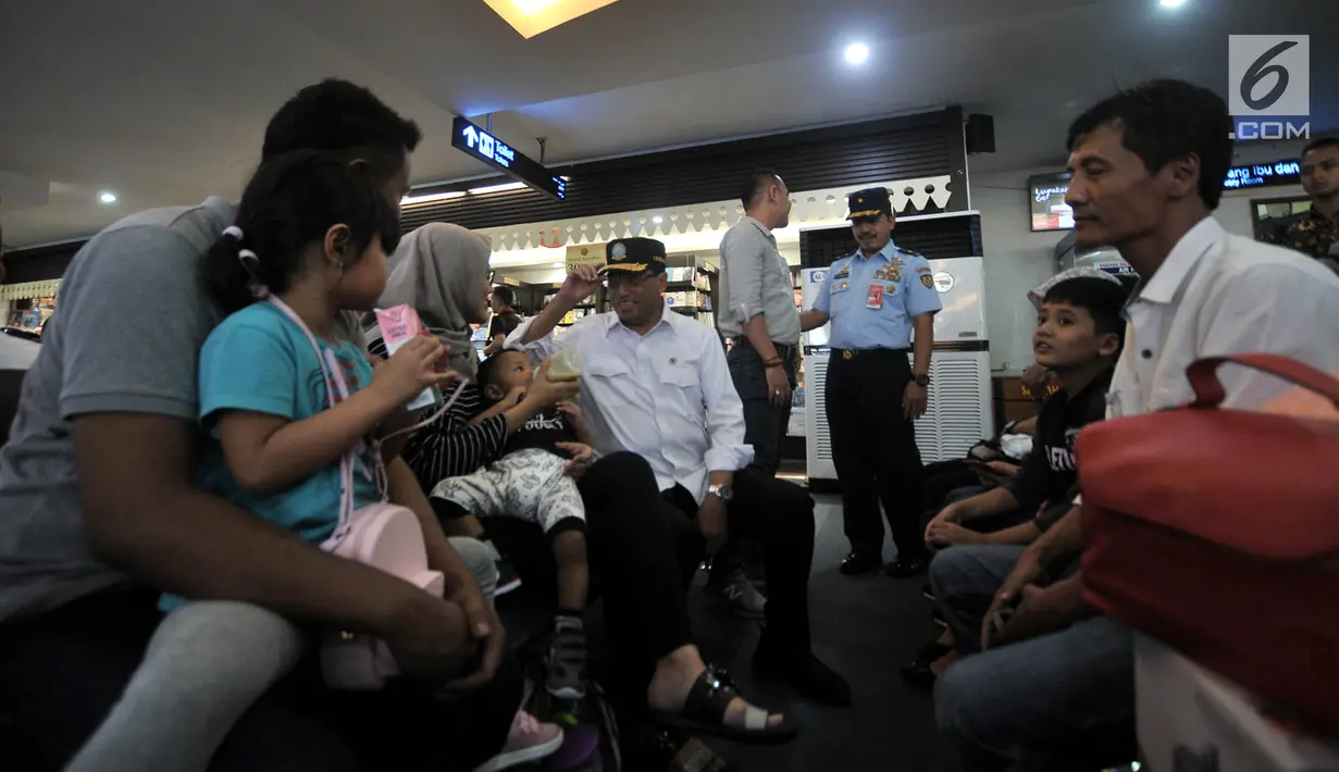 Menteri Perhubungan (Menhub) Budi Karya Sumadi menyapa pemudik saat meninjau pelayanan arus mudik di Bandara Halim Perdanakusuma, Jakarta, Senin (11/6). (Merdeka.com/Iqbal Nugroho)