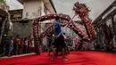 <p>Kelompok atraksi Liong berlatih jelang perayaan Tahun Baru Imlek di Bogor, Jawa Barat, 9 Januari 2023. Tahun Baru Imlek 2023 akan jatuh pada 22 Januari. (ADITYA AJI/AFP)</p>