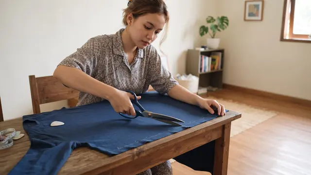 Cara Memotong Kaos Panjang Tanpa Mesin Jahit