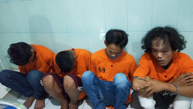 Empat dari lima pelaku pembunuhan wanita di Kabupaten Ogan Ilir yang diamankan anggota kepolisian (Liputan6.com / Nefri Inge)