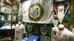Sejumlah koleksi Pele dipajang di Museum Pele di Lugansk, Ukraina Timur (17/3/2016). Museum Pele di Ukraina ini selama dua tahun terakhir ditutup akibat konflik. (AFP Photo/Aleksey Filippov)