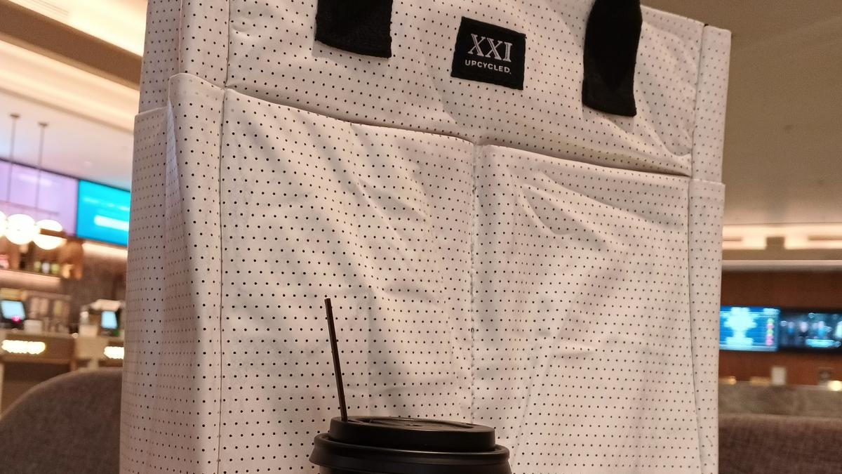 Layar Bioskop Bekas Disulap Jadi Tas Ramah Lingkungan Edisi Terbatas, Inisiatif Keberlanjutan dari Layar Lebar