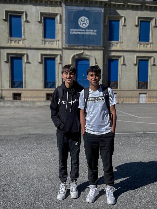 7 Momen Darius Sinathrya dan Donna Agnesia Antar Kedua Putranya Sekolah Sepak Bola