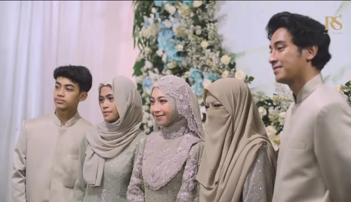 Busana yang dikenakan oleh Umi Pipik pun serasi dengan ketiga anak lainnya bernuansa sage yang dibuat oleh Rasya Shakira. [@hijazpictura]