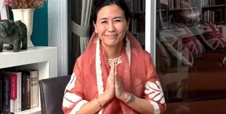 Meski bukan agamanya, Veronica Tan turut serta merayakan suka cita lebaran dengan hadir di open house silaturahmi yang diadakan oleh Prabowo. Ia pun tampak mengenakan pakaian tertutup. [@veronicatan_official]