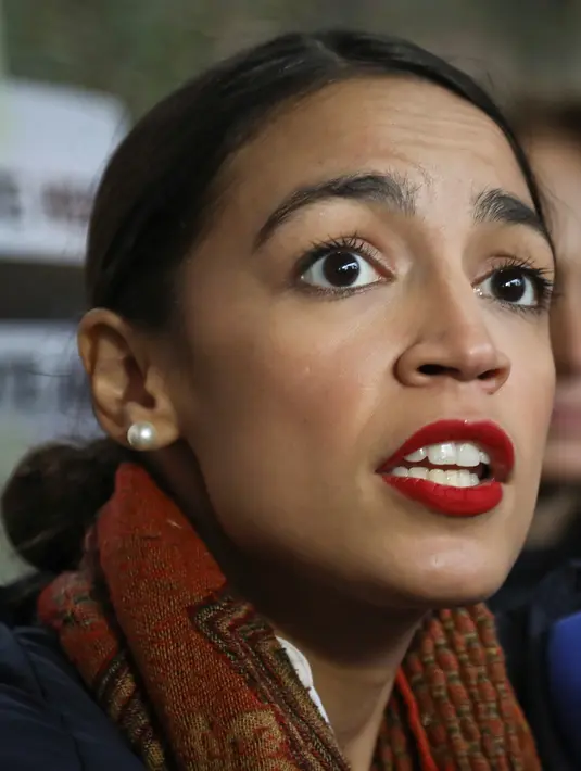 Calon anggota kongres AS Alexandria Ocasio-Cortez usai pemungutan suara di komunitas Parkchester, Bronx, New York, Selasa (6/11). Sebelum Ocasio-Cortez, perempuan termuda di kongres AS adalah Elise Stefanik yang berusia 30. (AP Photo/Bebeto Matthews)