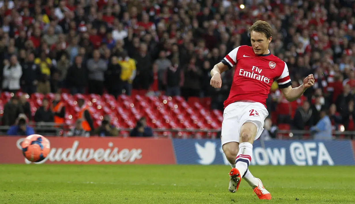 Kim Kallstrom - Arsenal pernah melakukan perkerutan secara aneh  yakni kala mendatangkan pemain asal Swedia meski kondisinya sedang tidak kurang bugar bahkan mengalami cedera punggung serius. (AFP/Ian Kington)