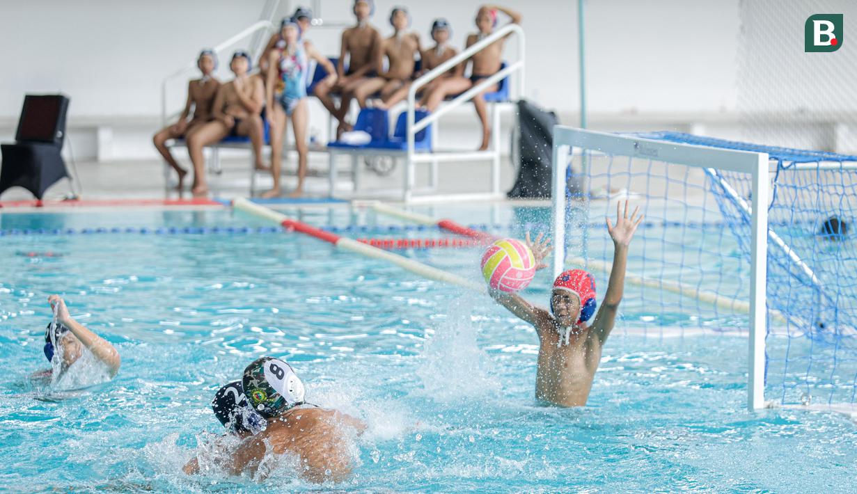 <p>Kiper Pasundan Raya Warriors, Rezkya Adhitya (kanan) berusaha menghalau lemparan pemain Kusuma Harapan, Akhdan Rifqi dalam laga polo air Indonesia Open Aquatic Championships 2025 di Stadion Akuatik Gelora Bung Karno, Senayan, Jakarta, Rabu (12/11/2025). (Bola.com/Bagaskara Lazuardi)</p>