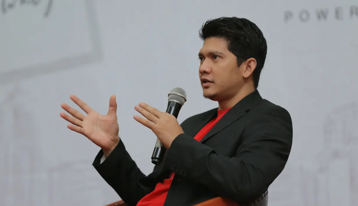 Beberapa kali terlihat di media sosial aktor laga yang juga atlet beladiri itu membela istrinya saat mendapat komentar pedas dari netizen. Sebagai kepala keluarga, ia akan selalu melindungi keluarganya. (Deki Prayoga/Bintang.com)