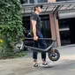 Xiaomi Electric Scooter 4 Lite 2nd Gen saat dilipat. (Liputan6.com/ Yuslianson)