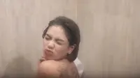 Sensualitas Artis Kita, Sekadar Sensasi atau Pantas Dicaci?