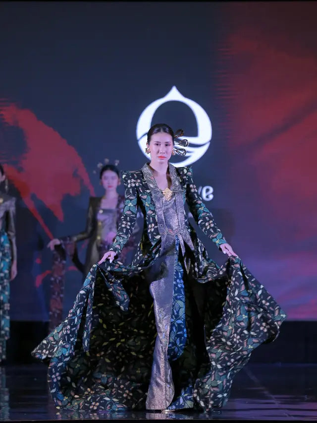 Elegansi Kebaya Kombinasi Batik Taliabu dari Olanye by Eko Tjandra, Terinspirasi dari Napoleon Bonaparte