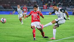 Gol tunggal Persija dicetak oleh Gustavo Almeida melalui sundulan memanfaatkan umpan dari Emaxwell Souza. (Bola.com/Alit Binawan)