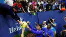 Novak Djokovic memberikan tanda tangan kepada penggemarnya setelah menjuarai AS Terbuka 2015 di lapangan Stadion Arthur Ashe, Senin (14/8/2015) pagi WIB. (Reuters/Lucas Jackson)