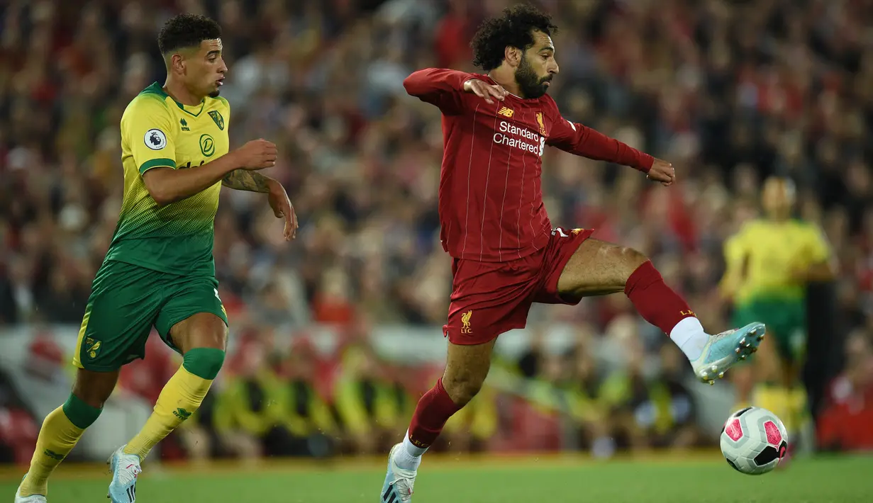 Gelandang Liverpool, Mohamed Salah, mengontrol bola saat melawan Norwich pada laga Premier League di Stadion Anfield, Liverpool, Jumat (9/8). Liverpool menang 4-1 atas Norwich. (AFP/Oli Scarff)