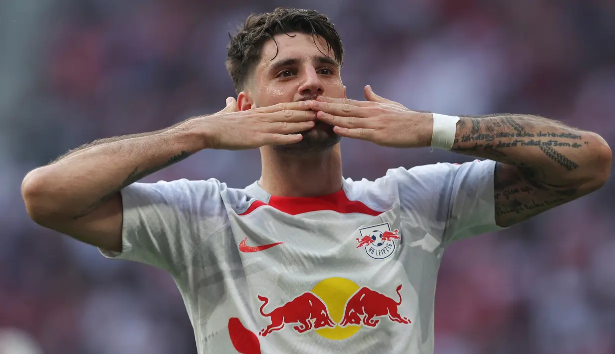 Selebrasi gelandang RB Leipzig, Dominik Szoboszlai setelah mencetak gol ke gawang Werder Bremen pada laga Liga Jerman 2022/2023 di Leipzig, Jerman (14/5/2023). Dominik Szoboszlai menjadi pemain terbaru yang didatangkan Liverpool dari Liga Jerman pada awal musim 2023/2024. Ia dikontrak selama 5 tahun dengan nilai transfer 70 juta euro. Selama 2,5 musim bersama RB Leipzig ia total tampil dalam 91 laga di semua ajang dengan torehan 20 gol dan 22 assist. (AFP/Ronny Hartmann)