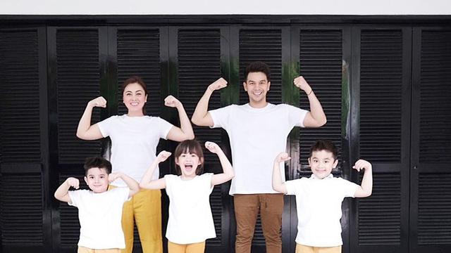6 Potret Kompak Jonathan Frizzy dengan Ketiga Anaknya yang Jadi Bintang Iklan