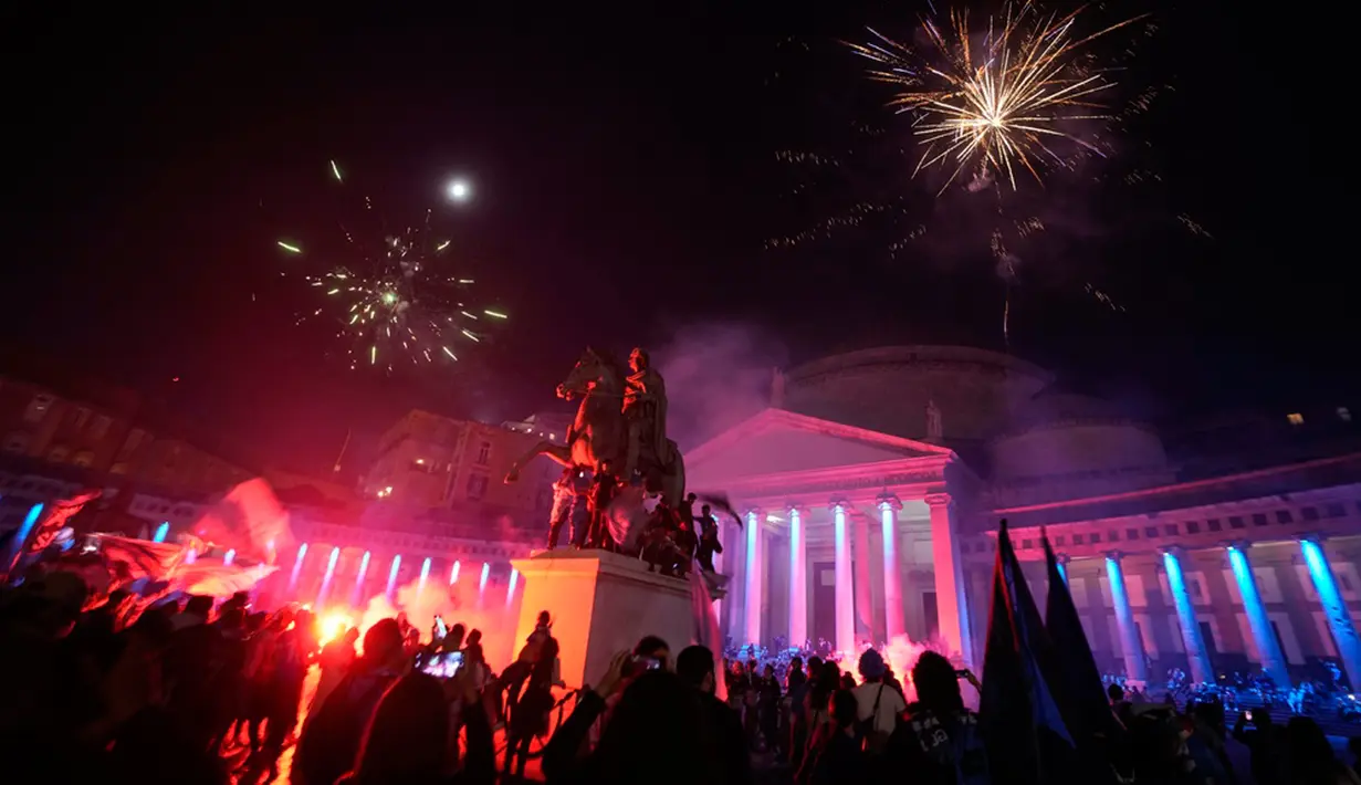 Jalan-jalan dipenuhi penduduk kota. Mereka bernyanyi, berjoget, dan memeluk satu sama lain tanpa saling kenal sebelumnya. (AP Photo/Andrew Medichini)
