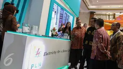 Presiden Joko Widodo meninjau stand PLN di IIW dan Konstruksi Indonesia Tahun 2016 di Jakarta (9/11). Pameran ini menampilkan berbagai produk dan teknologi terkini bagi industri infrastruktur, konstruksi dan telekomunikasi. (Liputan6.com/Faizal Fanani)