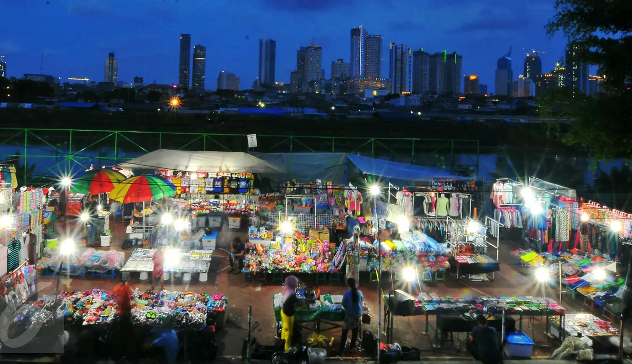 Suasana pasar malam di kawasan Petamburan, Jakarta, Selasa (10/1). Pasar malam menjadi alternatif belanja golongan menengah ke bawah. (Liputan6.com/Angga Yuniar)