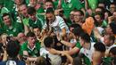 Pemain Irlandia, Robert Brady, memeluk pacarnya, Kerrie Harris, setelah mencetak gol ke gawang Italia  pada laga Grup E Piala Eropa 2016 di Stade Pierre Mauroy, Lille, Kamis (23/6/2016) dini hari WIB. (AFP/Philippe Huguen)