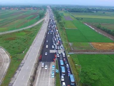 Sejumlah kendaraan terjebak kemacetan saat keluar tol Pejagan, Jawa Tengah, Sabtu (2/7). Kemacetan panjang hingga 18 km terjadi dikarenakan antrean saat pembayaran pintu tol keluar. (Liputan6.com/Balgo Marbun)